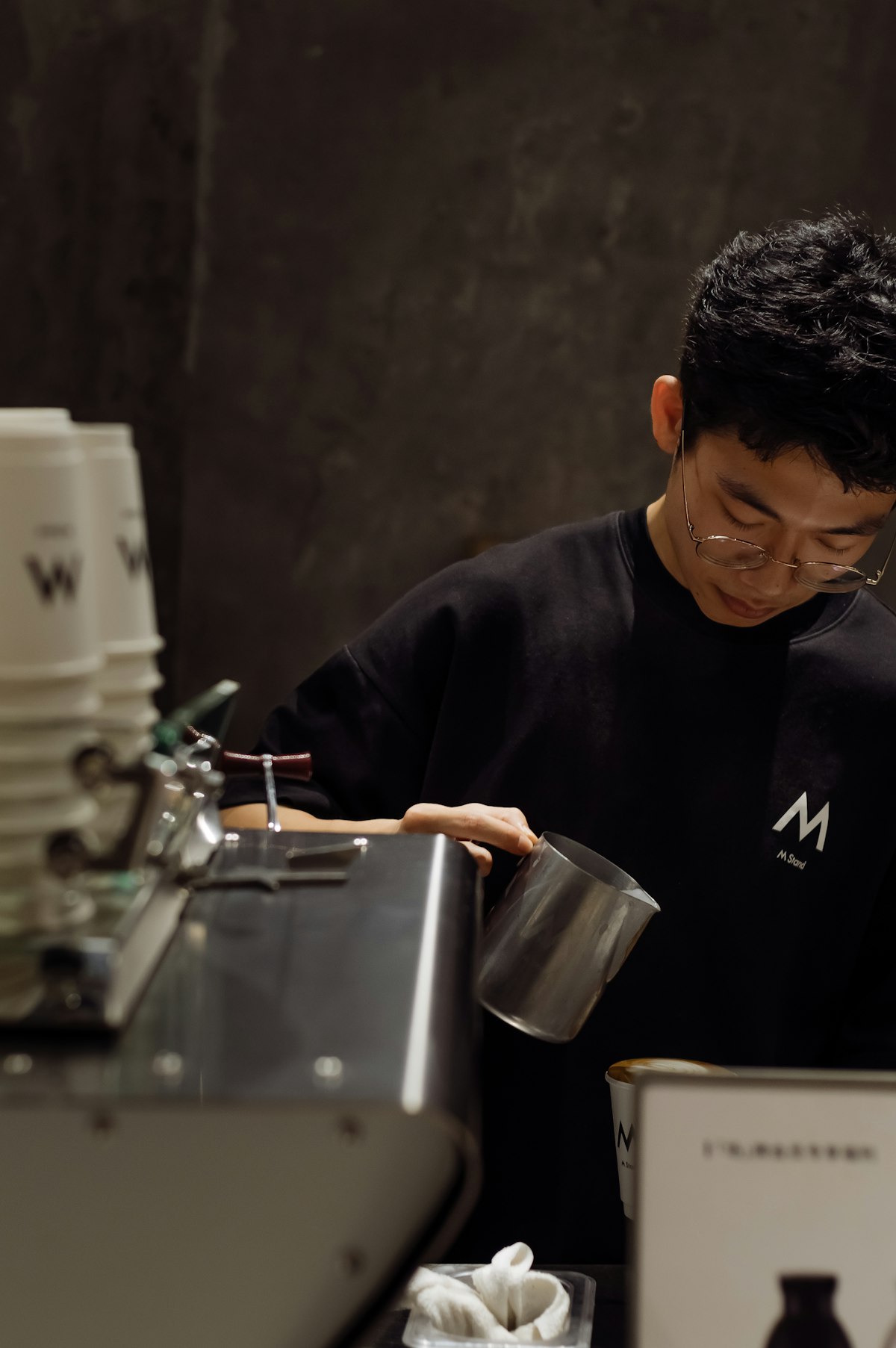Bean Story 바리스타가 핸드드립 커피를 내리는 모습