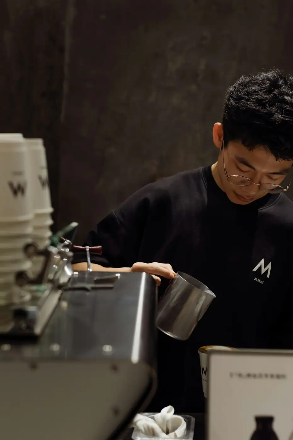 Bean Story 바리스타가 핸드드립 커피를 내리는 모습
